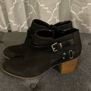 Indigo Rd 9 1/2 M booties with tan bottom